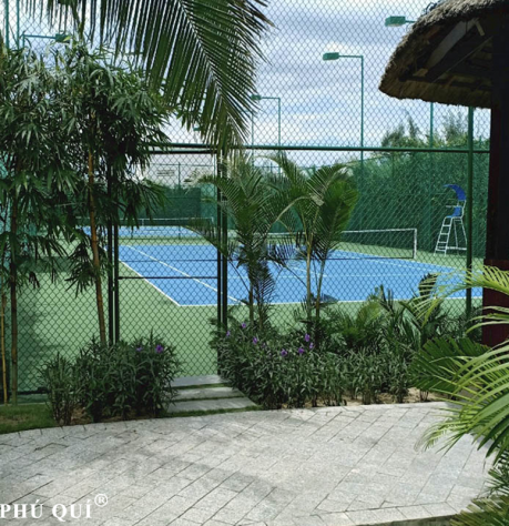hệ thống hàng rào cao 4.2m bao quanh sân tennis, lưới b40 bọc nhựa
