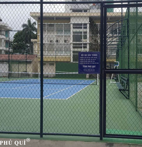 hệ thống hàng rào cao 4.2m bao quanh sân tennis, lưới b40 tráng kẽm