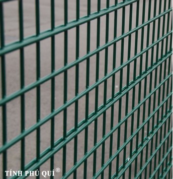 hang rao san tennis dat nen 8