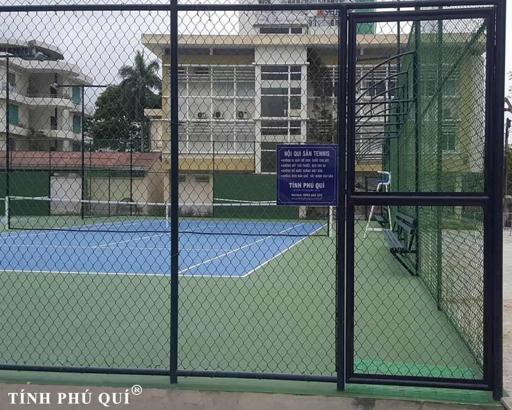 Hệ thống hàng rào cao 4.2m bao quanh sân tennis, lưới B40 tráng ...